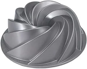 قالب کیک روشن و تیره چه تفاوتی با یکدیگر دارند؟پخت کیک با کدام قالب نتیجه بهتری دارد؟ 7 قالب کیک آلومینیوم